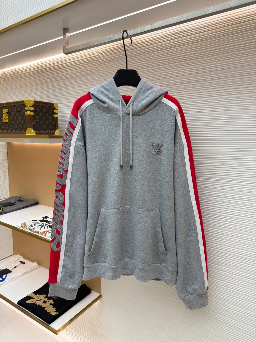 LOUIS VUITTON SKI ski series color-blocked hooded sweatshirt ●Original version: purchased and developed by 14180 ●Item number: 1681688-A95 ●Fabric: cotton fabric ●Technology: embroidery production ●Color: red, white and gray ●Version: fitted version ●Weight: about 725 grams ●Size: S-M-L-XL ●Description: This hooded sweatshirt is made of high-density cotton blend fabric and has been pre-shrunk to ensure it is not easily deformed after wearing. The main body of the shirt is gray, and the sleeves are spliced ​​with red and white webbing to create a sharp contrast. The LV logo on the chest adopts three-dimensional embroidery technology, with fine stitching and strong three-dimensional effect. The letter patterns on the sleeves also use embroidery technology, with smooth lines and rich layering. The hooded design is equipped with a drawstring with metal decoration at the end, which is both beautiful and practical. There are kangaroo pockets on both sides of the body for easy placement of small items. The cuffs and hem are ribbed to increase wearing comfort while effectively preventing wind. The overall cut is loose and suitable for a variety of body types. All sutures are made of high-strength polyester threads, which have been tested many times to ensure that they will not open during long-term wear. The overall wiring is straight and delicate, the fabric is comfortable and soft, and the color is consistent without color difference. It can be matched with the same style to create a fashionable look and control various occasions. Customized accessories, complete with three standards, same style for men and women!
